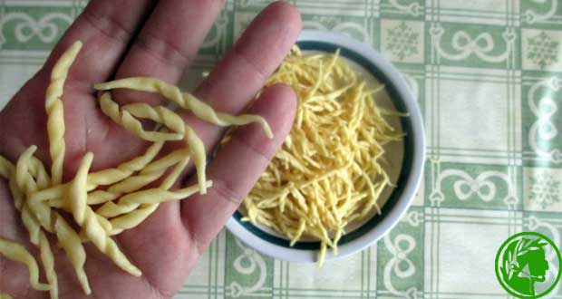 Pesto alla genovese, an easy and cheap Italian dressing - Dante Learning