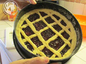 This image has an empty alt attribute; its file name is crostata-6-up.jpg